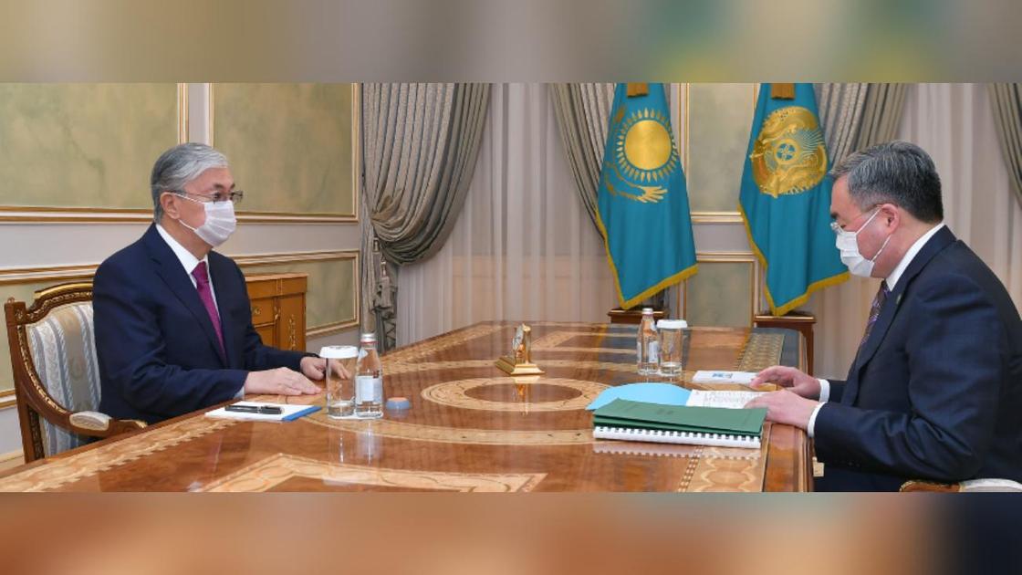Касым-Жомарт Токаев и Мухтар Тлеуберди сидят за столом