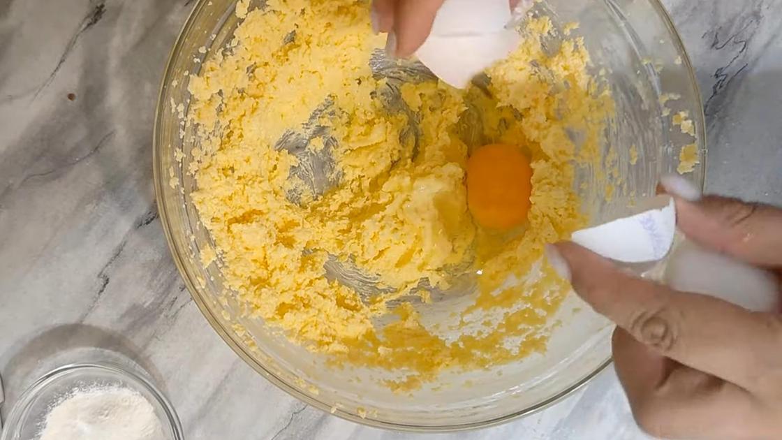В миску со взбитым маслом разбивают куриное яйцо