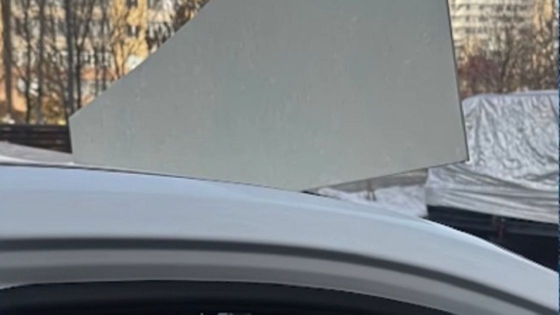 Облицовочная плита рухнула на авто