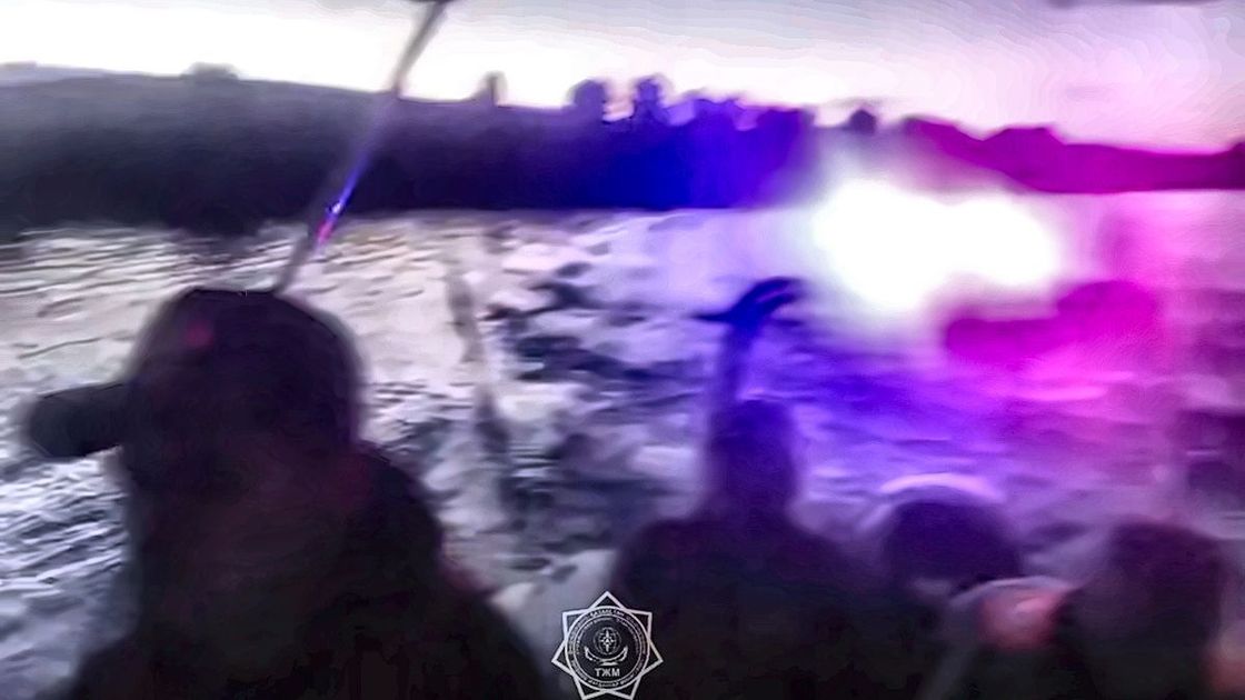 Спасатели МЧС на катере
