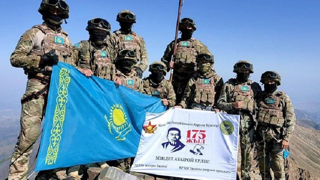 Военные с флагом Казахстана и портретом Абая на пике