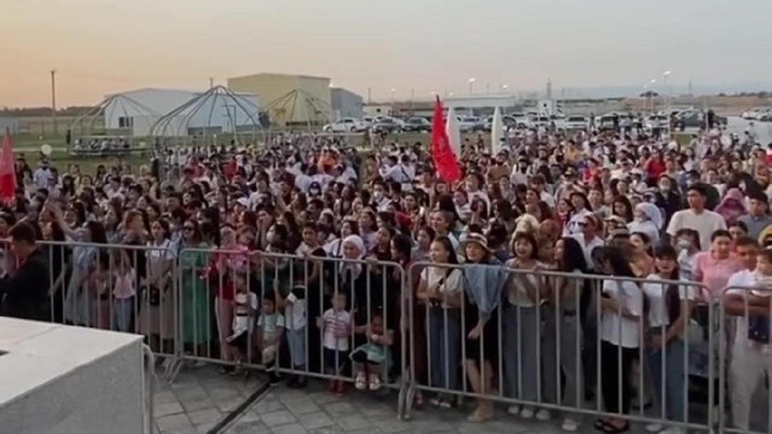 Зрители на концерте в Туркестане