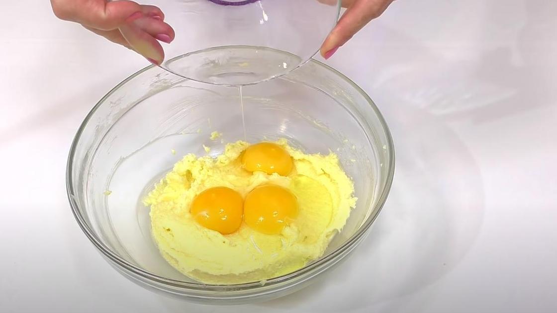 Добавление яиц к масляной смеси