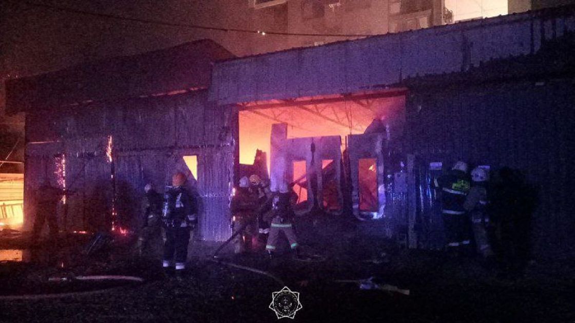 Огнеборцы на месте пожара