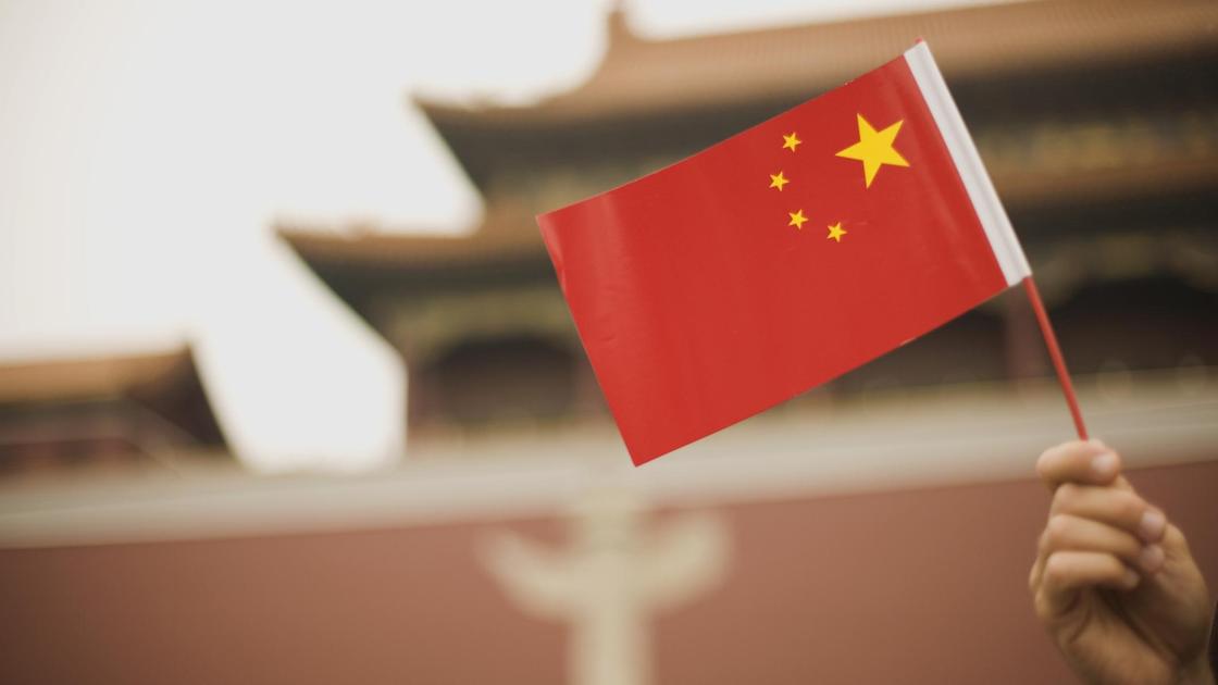 Флаг Китая в руке