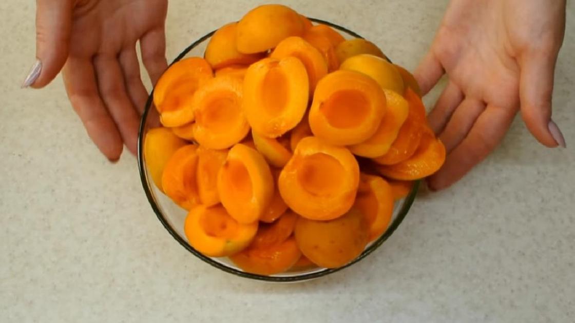 Половинки абрикосов