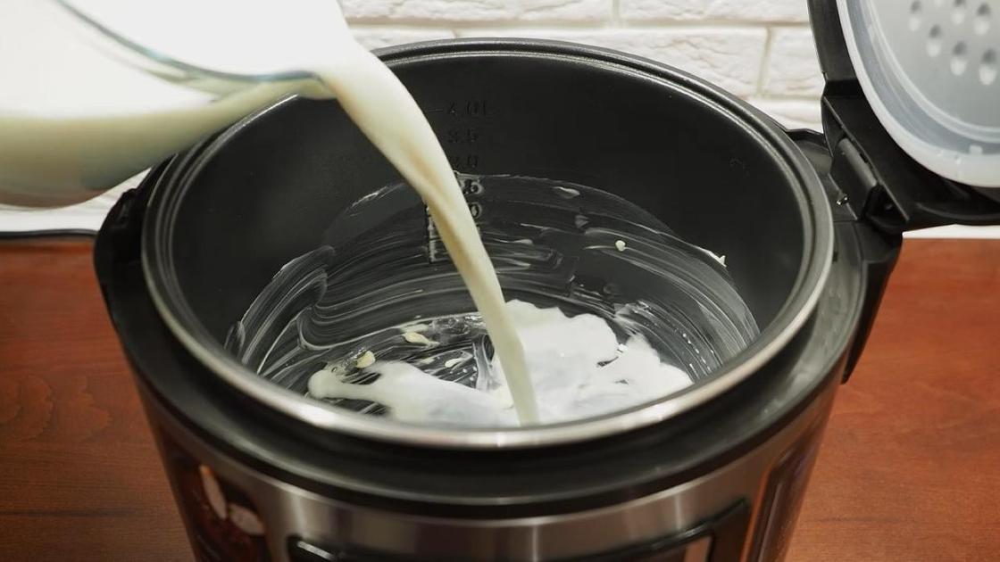 Молоко льют в чашу мультиварки