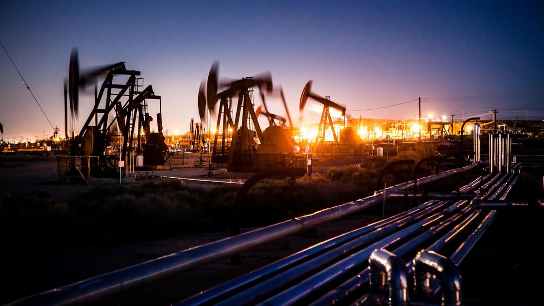 Нефтяные вышки и нефтепровод