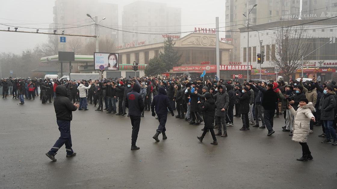 Демонстранты в Алматы