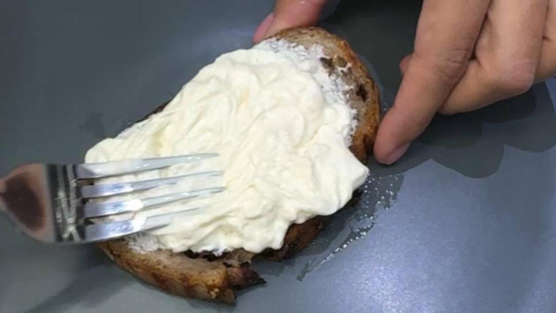Обжаренный ломоть хлеба намазывают сливочным сыром