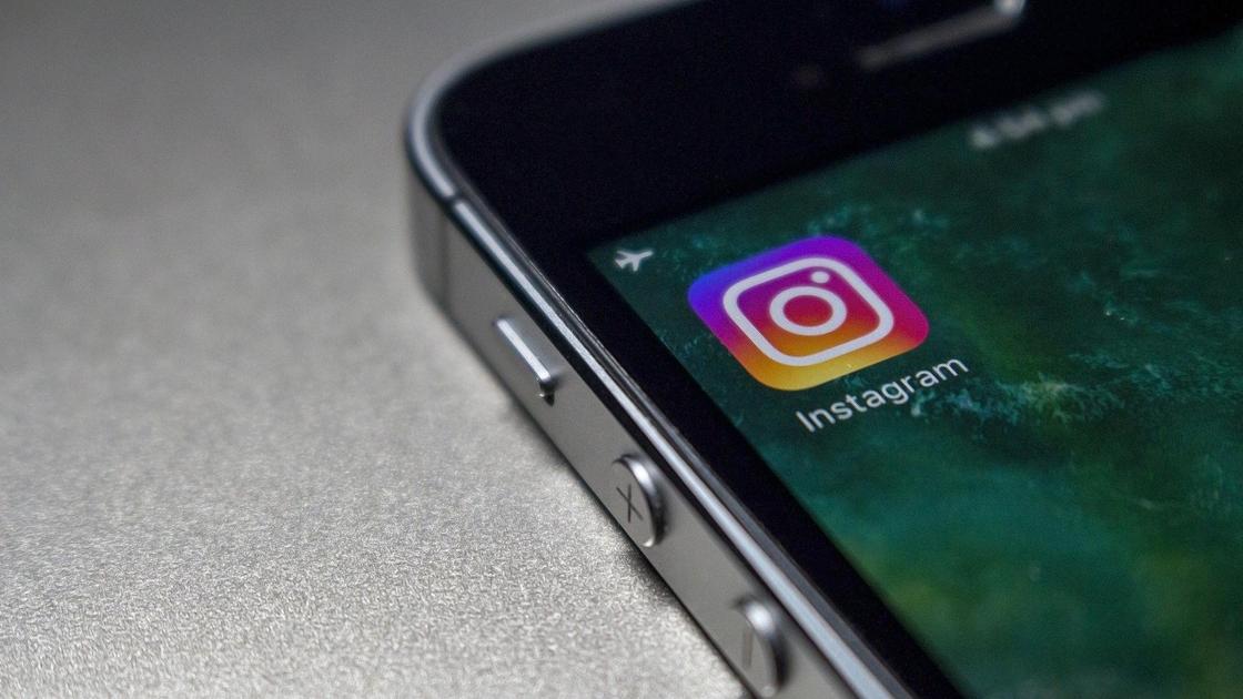 Экран телефона с иконкой Instagram Экран телефона с иконкой Instagram