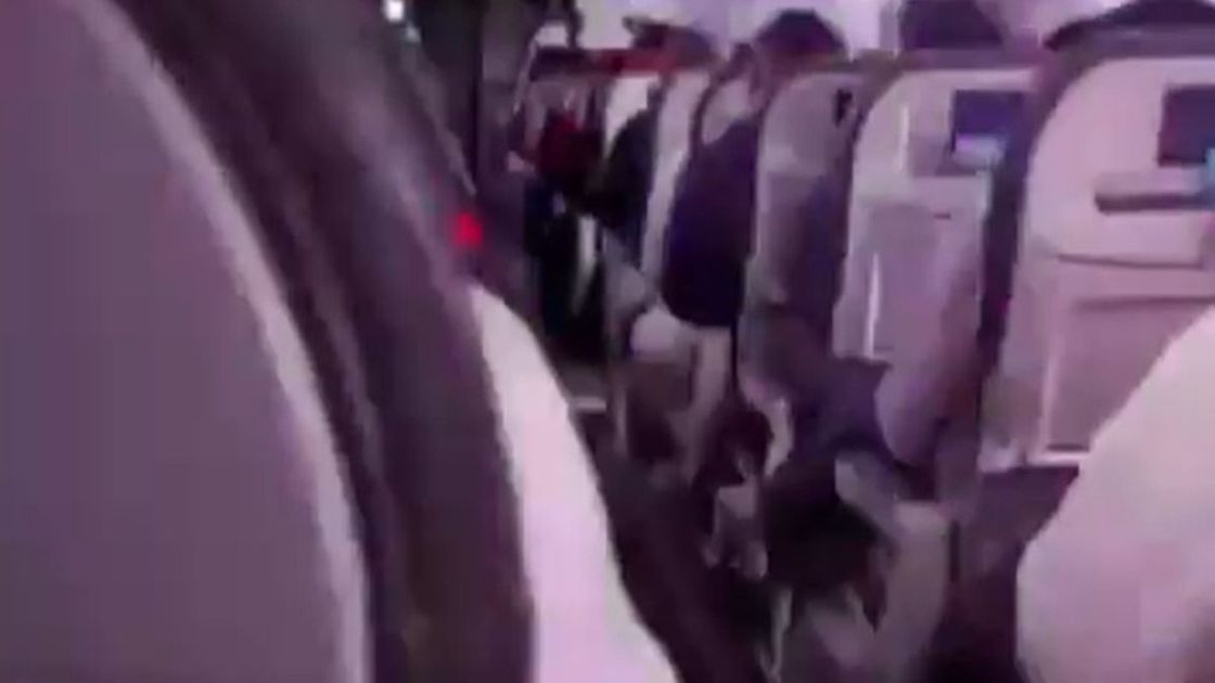 Молния ударила в самолет