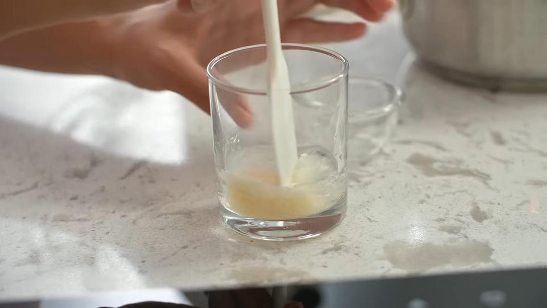 Желатин размешивают лопаткой в стакане с водой