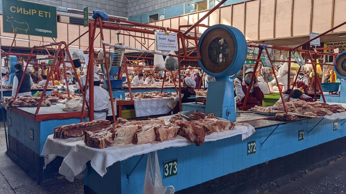 мясо лежит на прилавке на базаре