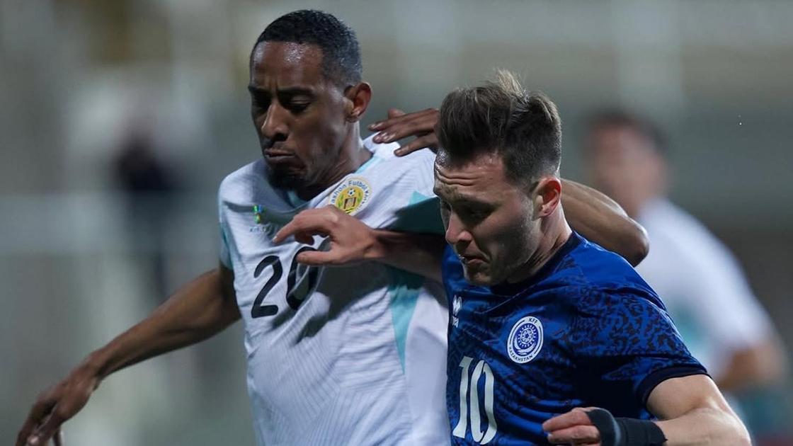 Казахстанский футболист Максим Самородов (справа)