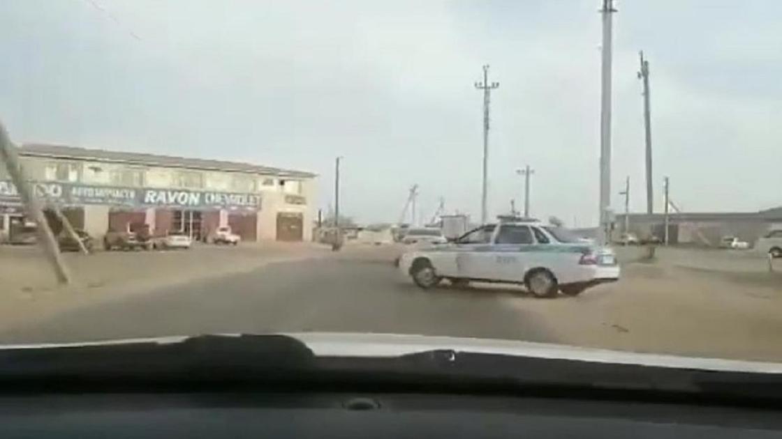 Полицейская машина на дороге в Актау