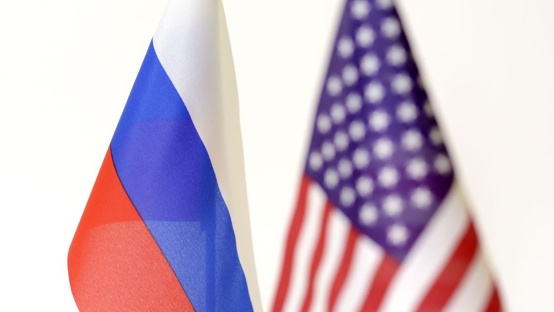 Флаги США и России