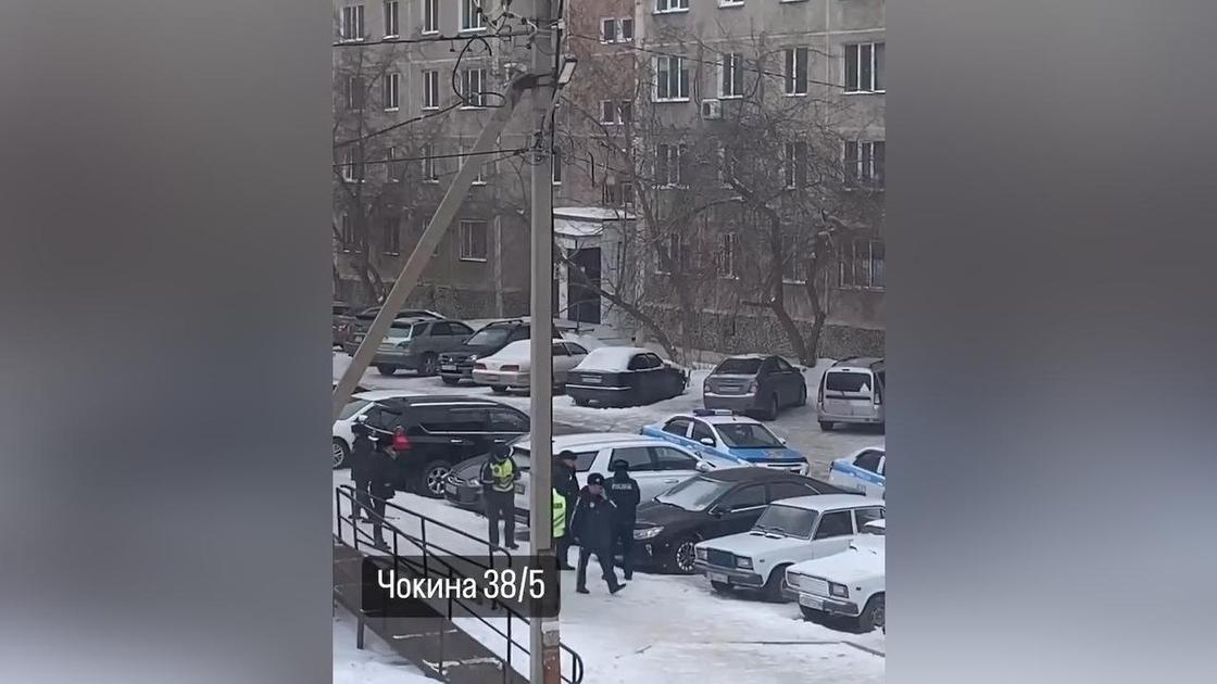 Стражи порядка во дворе в Павлодаре