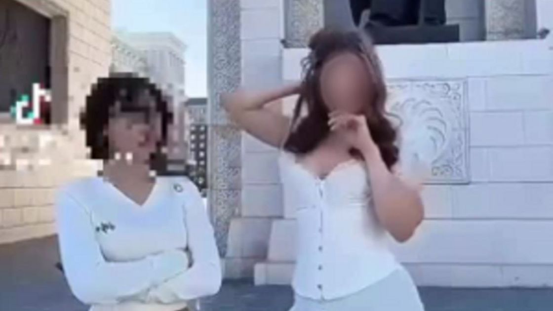 Девушки у Триумфальной арки
