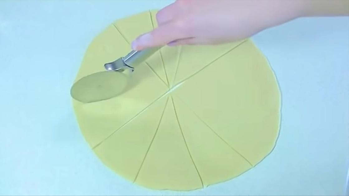 Нарезка теста на части ножом для пиццы
