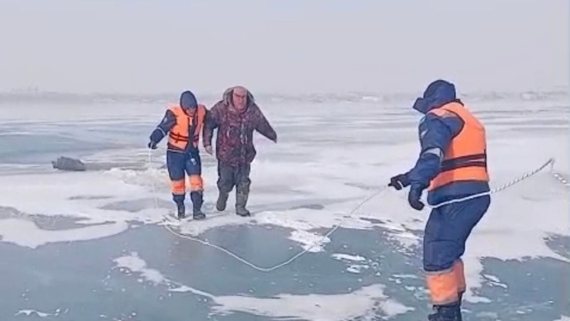 Мужчина провалился под лед