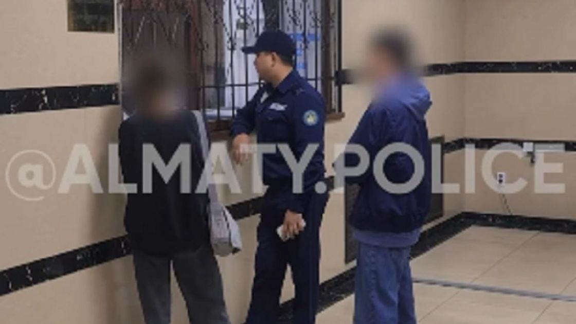Парень и девушка в участке