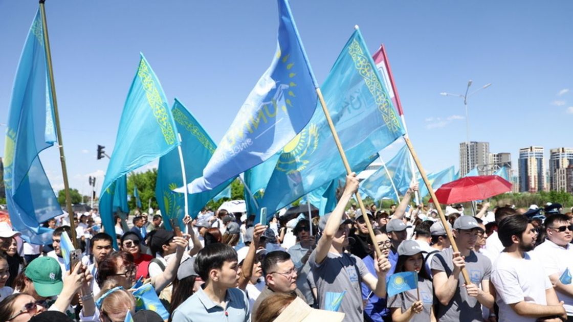 Молодежь с флагами