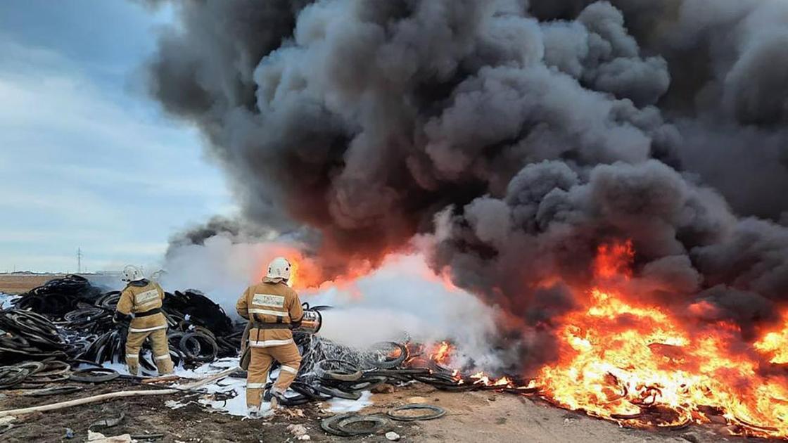 Пожарные тушат возгорание покрышек в Актау