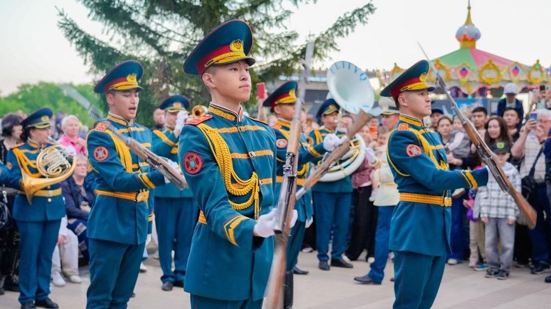 Оркестр Национальной гвардии выступает на столичном Арбате в честь 7 мая