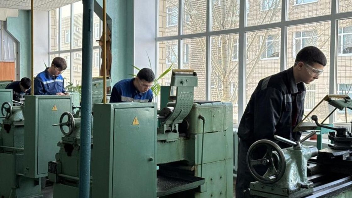 Учащиеся за токарными станками