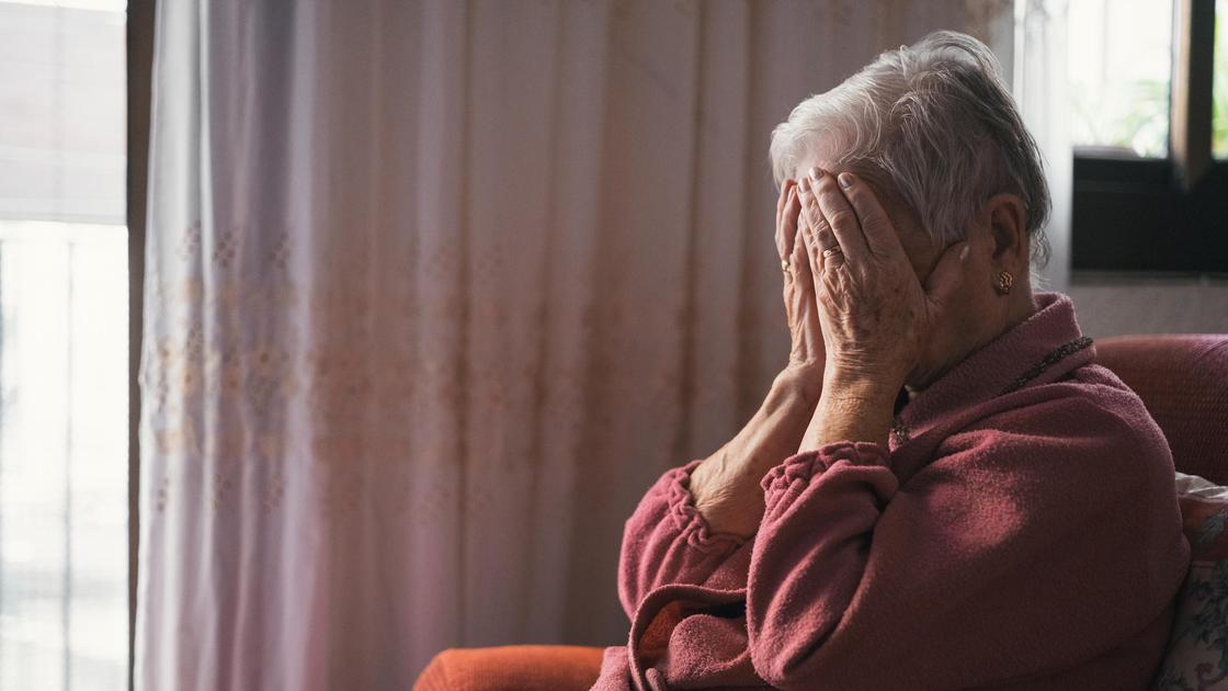 Пенсионерка плачет