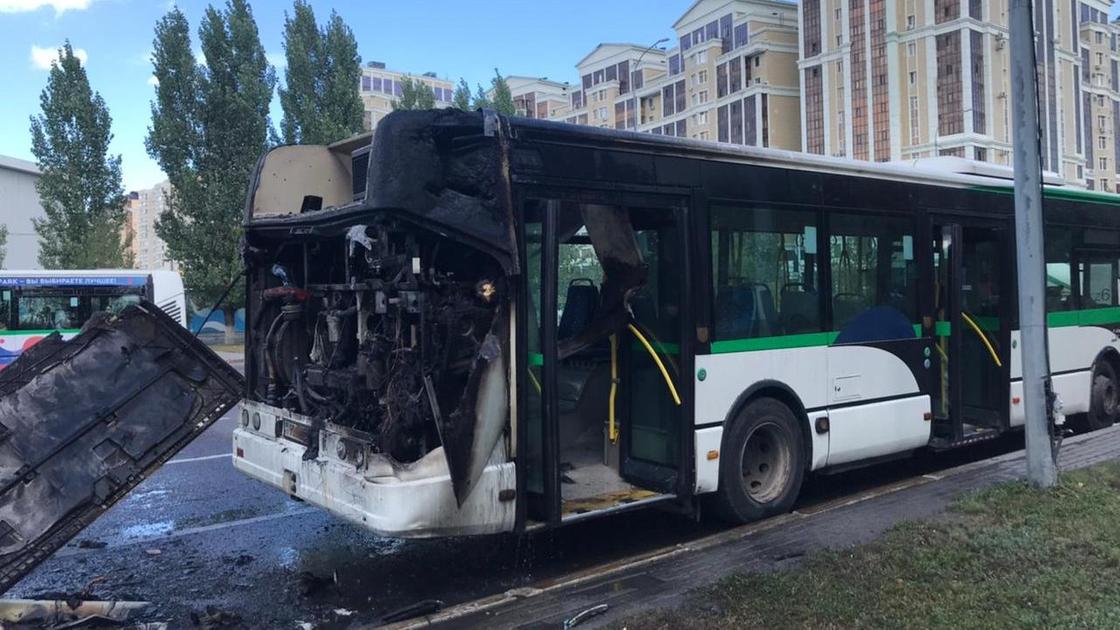 Обгоревший автобус Обгоревший автобус