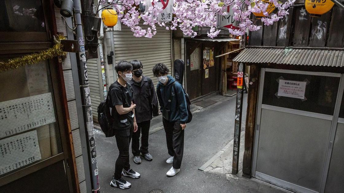 Японцы на улочках Токио