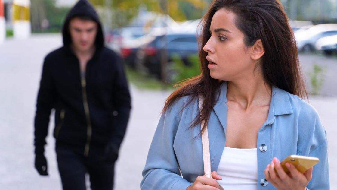 Парень преследует девушку