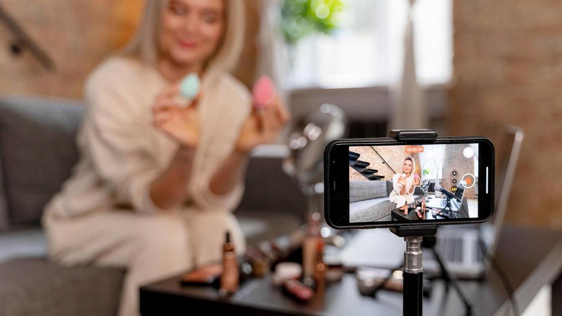 Бьюти-блогер ведет стрим