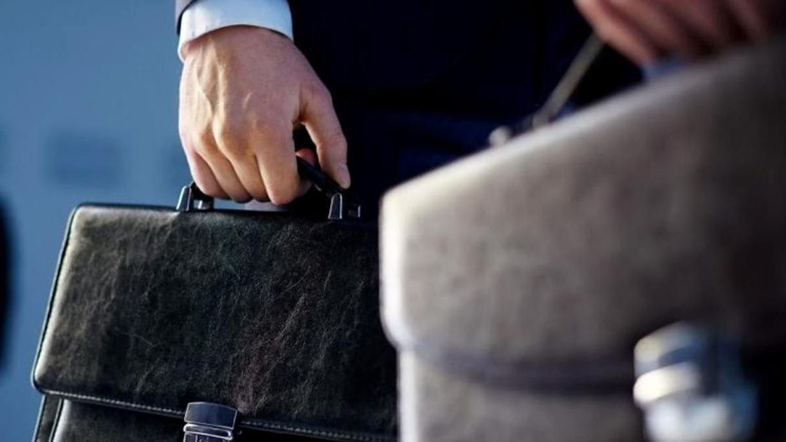 портфель ұстаған адам