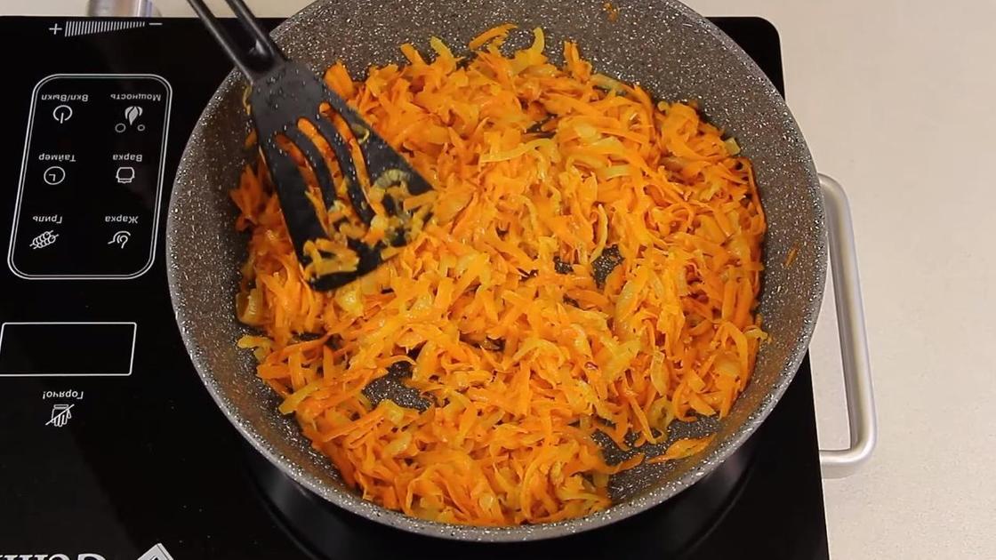 Морковь с луком припускаются на сковороде