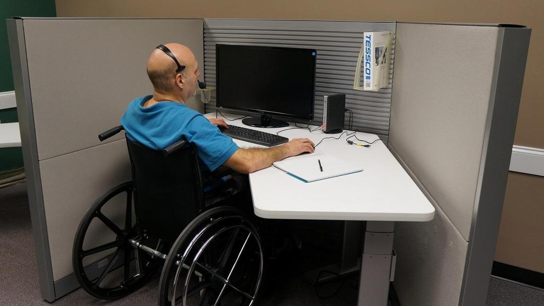 Инвалид сидит за компьютером