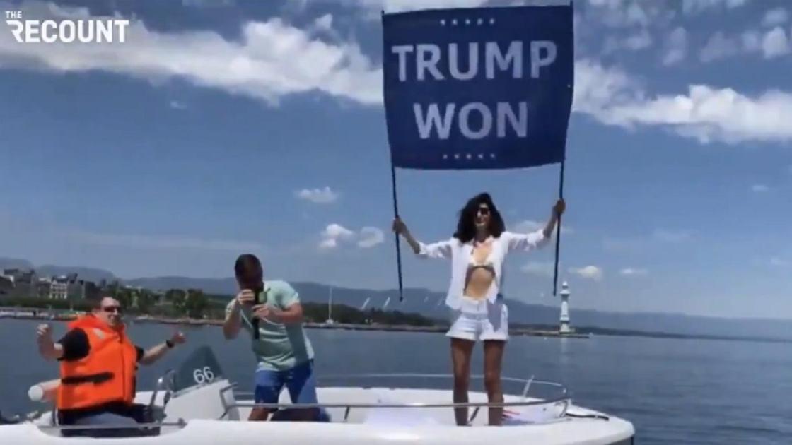 Нур бен Ладен с плакатом "Трамп победил"