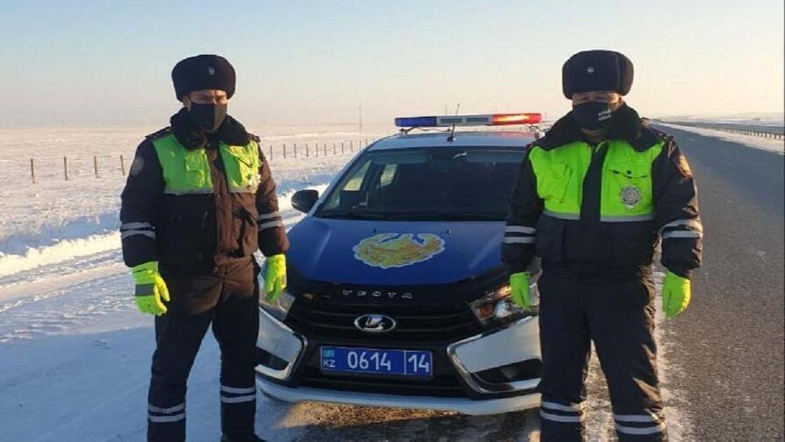 Полицейские стоят на трассе в Павлодарской области