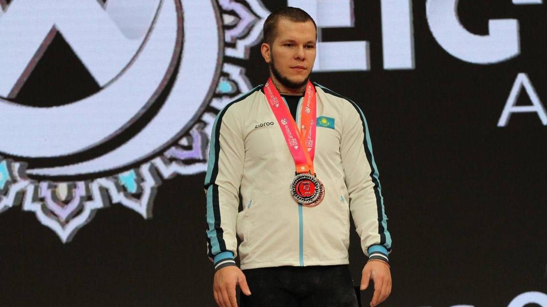 Казахстанский тяжелоатлет Александр Уваров