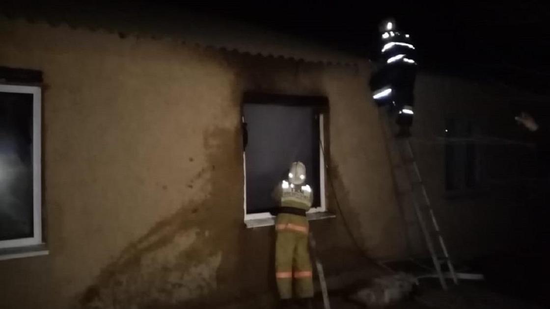 Пожарные работают на месте возгорания