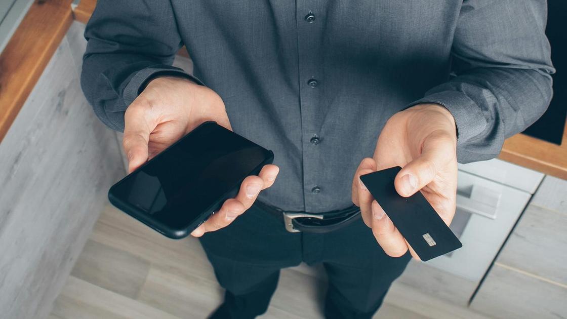 Мужчина с телефоном и картой в руках