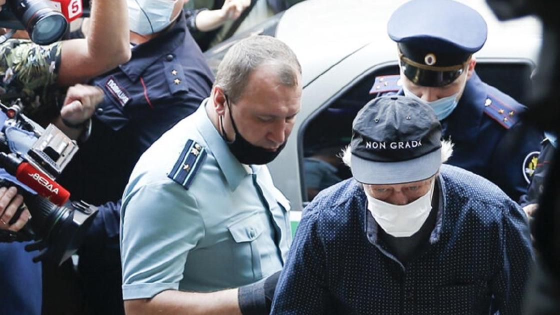 Михаил Ефремов в сопровождении охраны заходит в здание суда