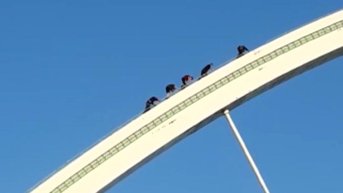 Троих подростков эвакуируют с моста