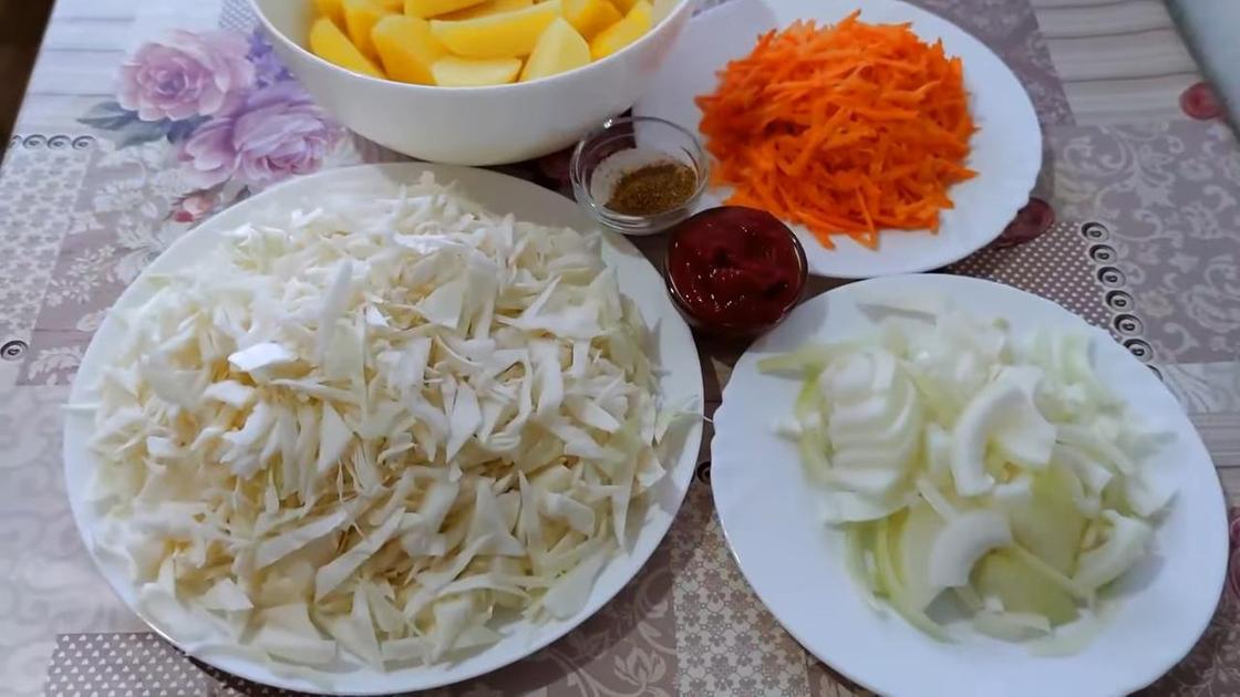 Подготовленные к тушению капуста, морковь, лук, картофель