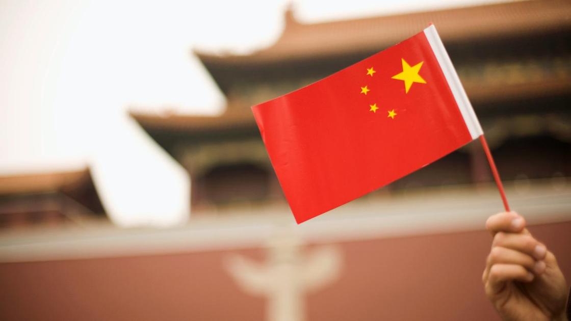 Флаг Китая в руке