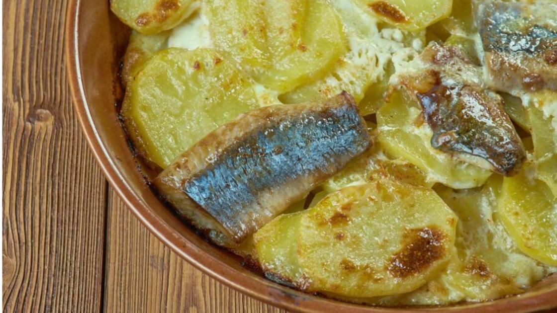 Запеченная рыба и картофель