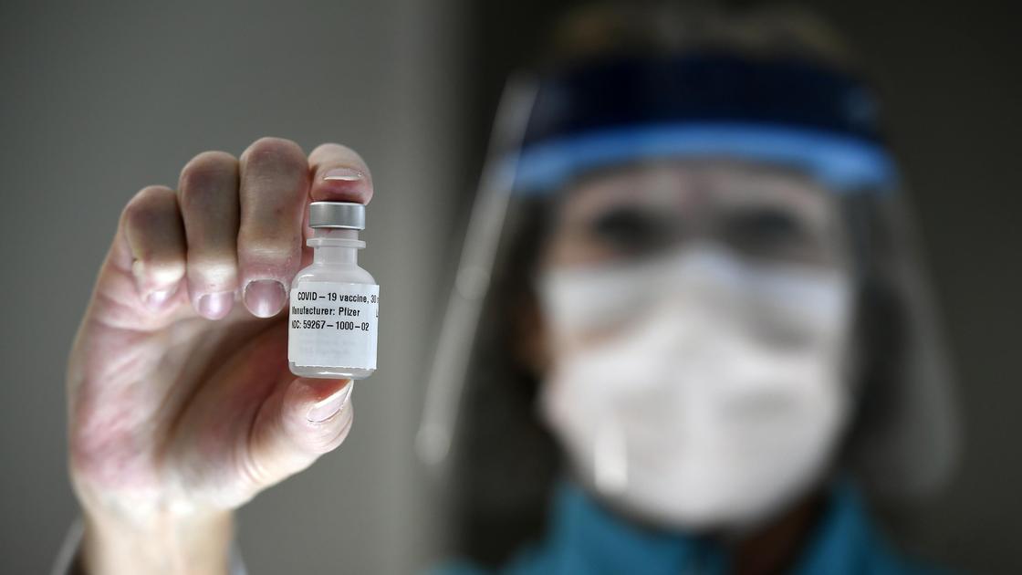 вакцина в руках врача