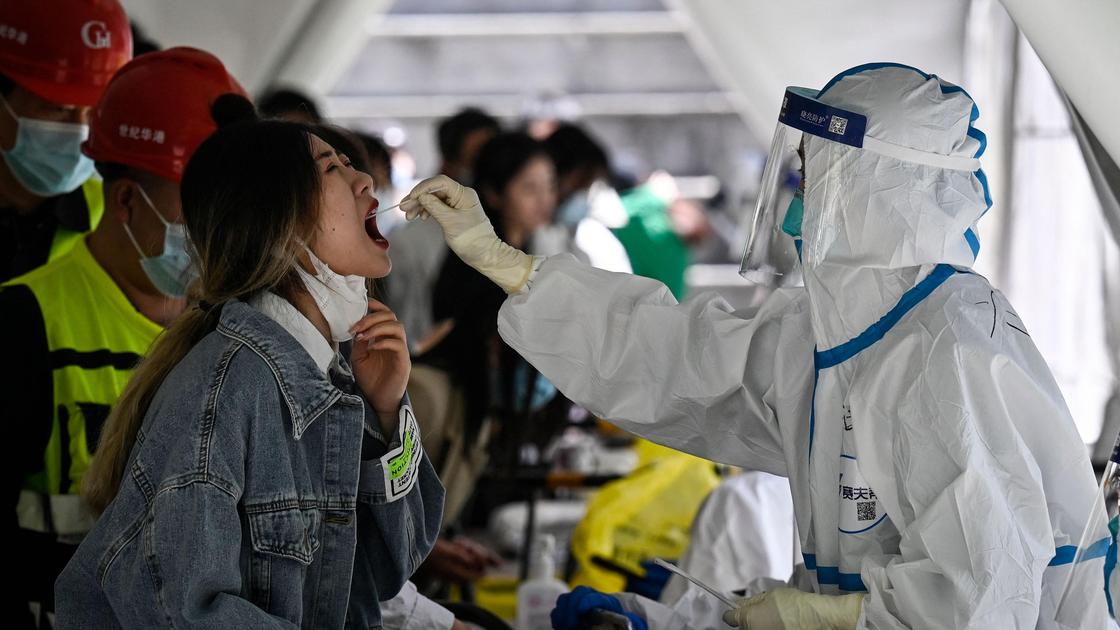 Девушка проходит тест на коронавирус в Китае